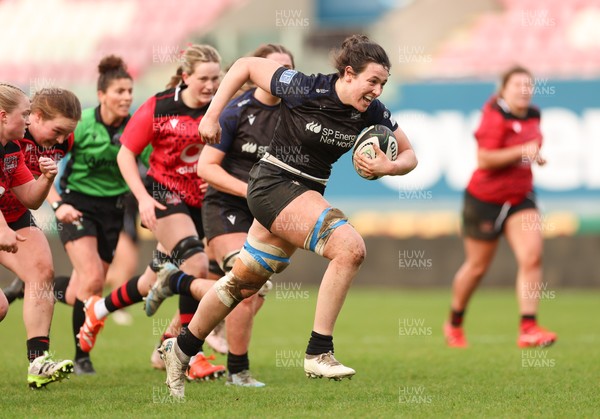 201225 - Brython Thunder v Glasgow Warriors, Celtic Challenge - Gemma Bell of Glasgow Warriors breaks for the line to set up a try for Ailsa Merryweather of Glasgow Warriors