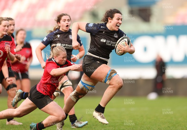 201225 - Brython Thunder v Glasgow Warriors, Celtic Challenge - Gemma Bell of Glasgow Warriors breaks for the line to set up a try for Ailsa Merryweather of Glasgow Warriors