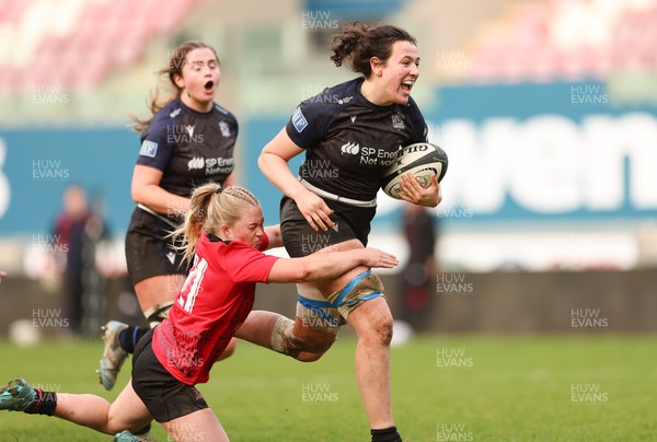 201225 - Brython Thunder v Glasgow Warriors, Celtic Challenge - Gemma Bell of Glasgow Warriors breaks for the line to set up a try for Ailsa Merryweather of Glasgow Warriors