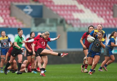 080326 - Brython Thunder v Gwalia Lightning, Celtic Challenge - Hanna Marshall of Brython Thunder kicks clear