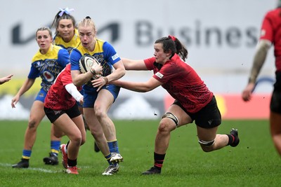 080326 - Brython Thunder v Gwalia Lightning - Celtic Challenge - Catherine Richards of Gwalia Lightning is challenged by Stella Orrin of Brython Thunder