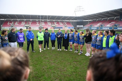 080326 - Brython Thunder v Gwalia Lightning - Celtic Challenge - Gwalia team huddle, lead by Catrina Nicholas-McLaughlin, Gwalia Lightning head coach at full time