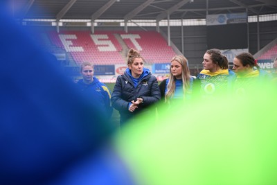 080326 - Brython Thunder v Gwalia Lightning - Celtic Challenge - Gwalia team huddle, lead by Catrina Nicholas-McLaughlin, Gwalia Lightning head coach at full time