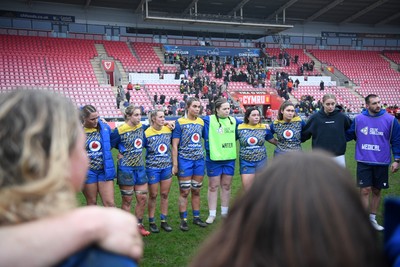 080326 - Brython Thunder v Gwalia Lightning - Celtic Challenge - Gwalia team huddle, lead by Catrina Nicholas-McLaughlin, Gwalia Lightning head coach at full time
