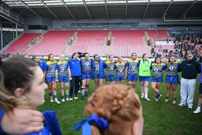 080326 - Brython Thunder v Gwalia Lightning - Celtic Challenge - Gwalia team huddle, lead by Catrina Nicholas-McLaughlin, Gwalia Lightning head coach at full time