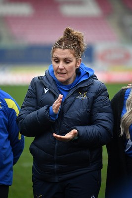 080326 - Brython Thunder v Gwalia Lightning - Celtic Challenge - Gwalia team huddle at full time, lead by Catrina Nicholas-McLaughlin, Gwalia Lightning head coach