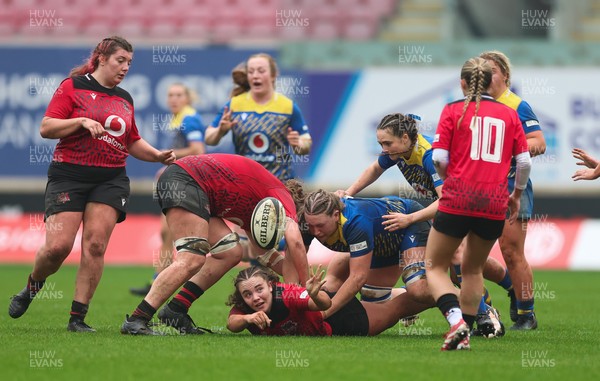 080326 - Brython Thunder v Gwalia Lightning, Celtic Challenge - Shanelle Williams of Brython Thunder makes the ball available for Hanna Marshall of Brython Thunder