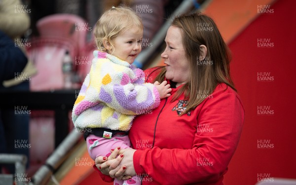 080326 - Brython Thunder v Gwalia Lightning, Celtic Challenge - Caryl Thomas with daughter
