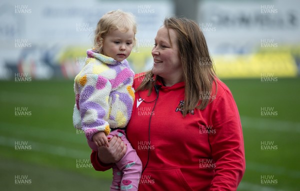 080326 - Brython Thunder v Gwalia Lightning, Celtic Challenge - Caryl Thomas with daughter