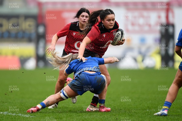 080326 - Brython Thunder v Gwalia Lightning - Celtic Challenge - Jorja Aiono of Brython Thunder is challenged by Anwen Owen of Gwalia Lightning