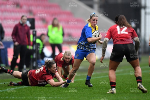 080326 - Brython Thunder v Gwalia Lightning - Celtic Challenge - Courtney Greenway of Gwalia Lightning is challenged by Natalia John of Brython Thunder