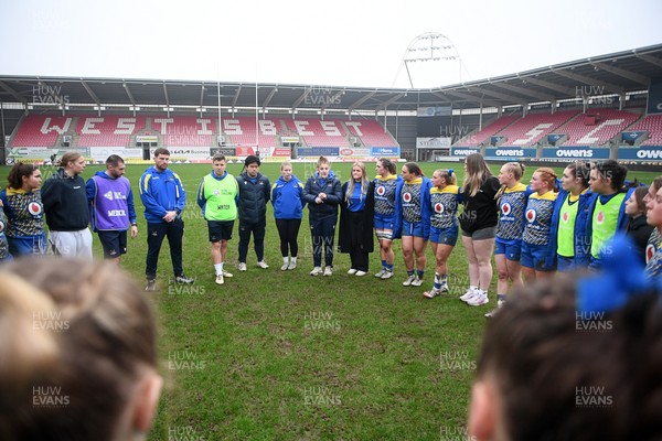 080326 - Brython Thunder v Gwalia Lightning - Celtic Challenge - Gwalia team huddle, lead by Catrina Nicholas-McLaughlin, Gwalia Lightning head coach at full time