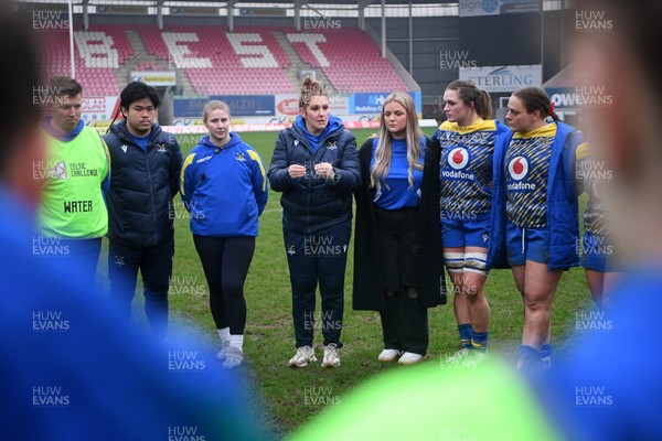 080326 - Brython Thunder v Gwalia Lightning - Celtic Challenge - Gwalia team huddle, lead by Catrina Nicholas-McLaughlin, Gwalia Lightning head coach at full time