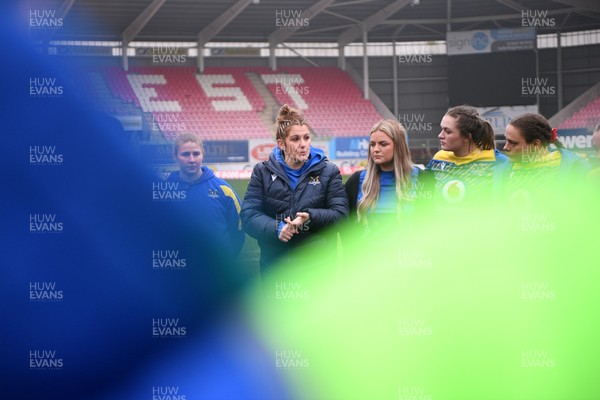 080326 - Brython Thunder v Gwalia Lightning - Celtic Challenge - Gwalia team huddle, lead by Catrina Nicholas-McLaughlin, Gwalia Lightning head coach at full time