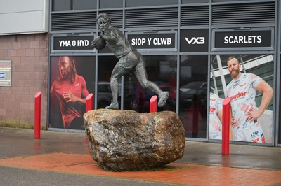 210226 - Brython Thunder v Wolfhounds - Celtic Challenge - The statue of Ray Gravell outside Parc y Scarlets