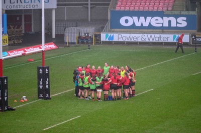 210226 - Brython Thunder v Wolfhounds - Celtic Challenge - Brython Thunder players make a huddle ahead of the kick-off
