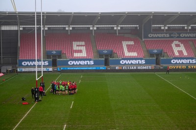 210226 - Brython Thunder v Wolfhounds - Celtic Challenge - Brython Thunder players make a huddle ahead of the kick-off