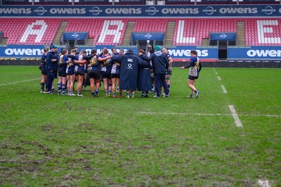 210226 - Brython Thunder v Wolfhounds - Celtic Challenge - Wolfhounds players huddle at the final whistle