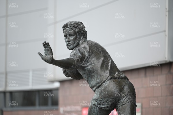 210226 - Brython Thunder v Wolfhounds - Celtic Challenge - The statue of Ray Gravell outside Parc y Scarlets
