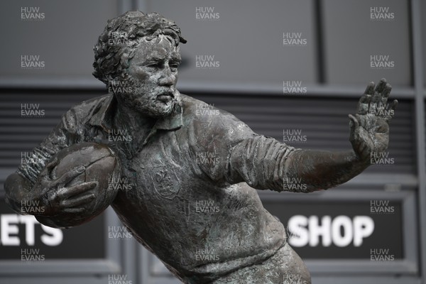 210226 - Brython Thunder v Wolfhounds - Celtic Challenge - The statue of Ray Gravell outside Parc y Scarlets