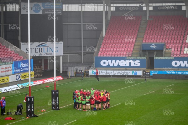210226 - Brython Thunder v Wolfhounds - Celtic Challenge - Brython Thunder players make a huddle ahead of the kick-off