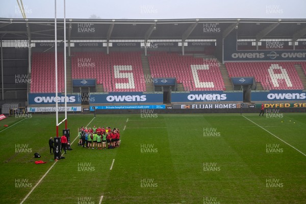 210226 - Brython Thunder v Wolfhounds - Celtic Challenge - Brython Thunder players make a huddle ahead of the kick-off