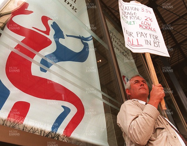 270795 - British Telecom AGM, Cardiff - Protestor David Gilbert of the Society of Telecom Executives outside the BT AGM in Cardiff 