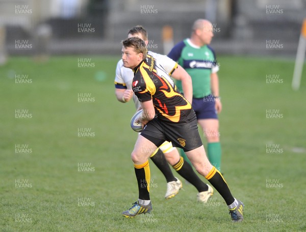 010513 - Builth Wells v Maesteg - SWALEC League 2 West -  Builth Wells (White) take on Maesteg 