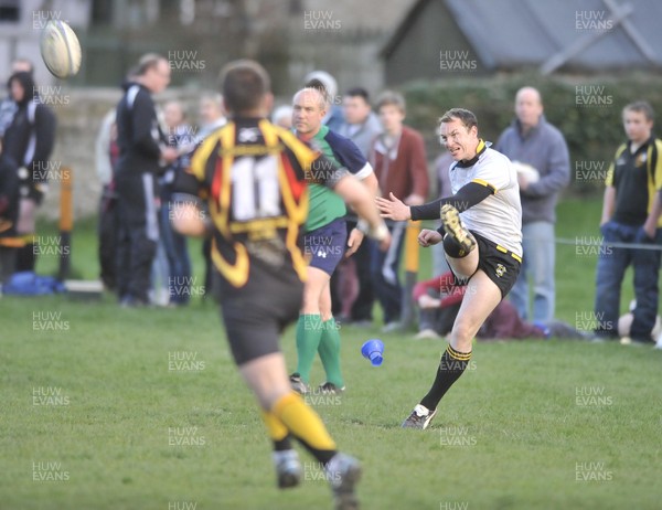 010513 - Builth Wells v Maesteg - SWALEC League 2 West -  Builth Wells (White) take on Maesteg 