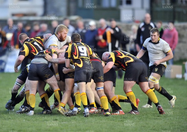 010513 - Builth Wells v Maesteg - SWALEC League 2 West -  Builth Wells (White) take on Maesteg 