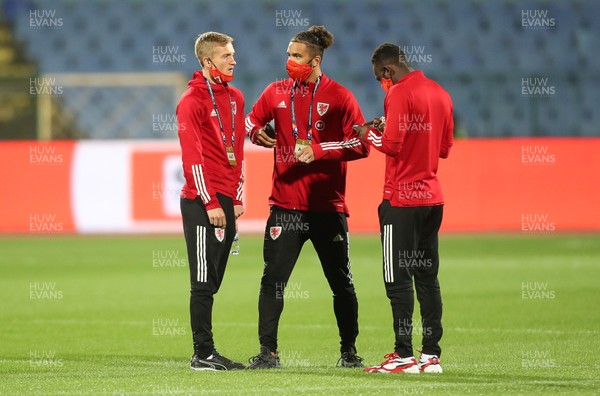 141020 - Bulgaria v Wales - UEFA Nations League - Tyler Roberts with Matthew Smith of Wales on the pitch before the game