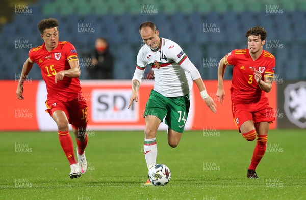 141020 - Bulgaria v Wales - UEFA Nations League - Anton Yedyalkov of Bulgaria is chased by Ethan Ampadu and Neco Williams of Wales