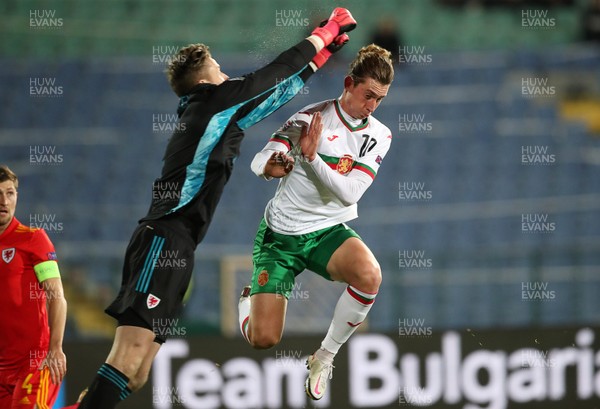 141020 - Bulgaria v Wales - UEFA Nations League - Bozhidar Kraev of Bulgaria can't get to the ball before Wayne Hennessey of Wales
