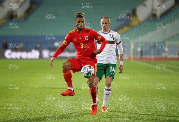141020 - Bulgaria v Wales - UEFA Nations League - Tyler Roberts of Wales is challenged by Anton Yedyalkov of Bulgaria