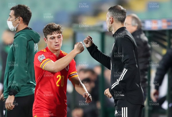141020 - Bulgaria v Wales - UEFA Nations League - Daniel James of Wales bump fists with Manager Ryan Giggs as he comes off the field