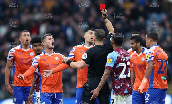 151022 - Burnley v Swansea City - Sky Bet Championship - Referee Stephen Martin shows the Red Card to Joel Piroe of Swansea in the 2nd half