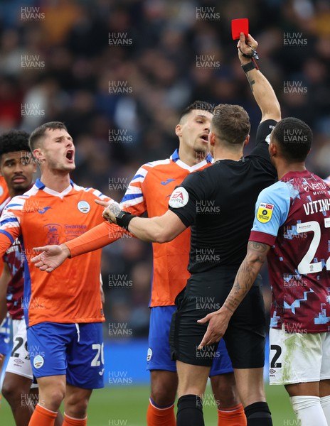 151022 - Burnley v Swansea City - Sky Bet Championship - Referee Stephen Martin shows the Red Card to Joel Piroe of Swansea in the 2nd half