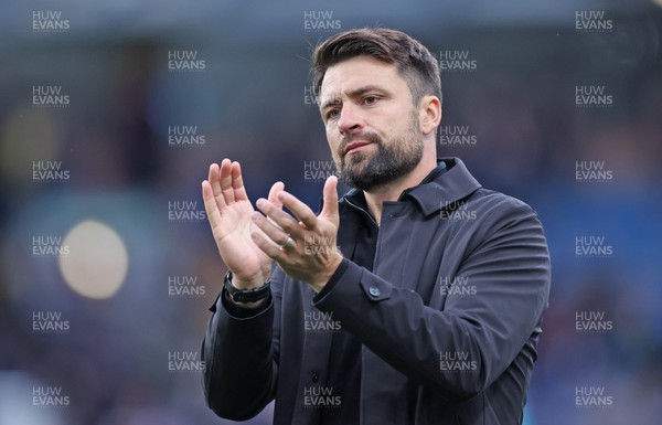 151022 - Burnley v Swansea City - Sky Bet Championship - Head Coach Russell Martin  of Swansea looks dejected at the end of the match but applauds the fans