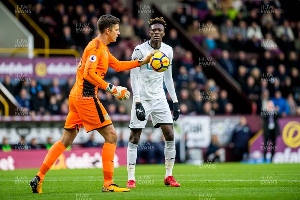 181117 - Burnley FC v Swansea City - Premier League - Tammy Abraham of Swansea City waits for Nick Pope of Burnley to kick the ball forwards 