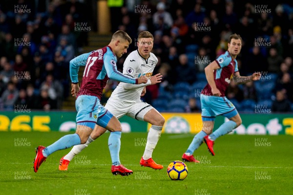 181117 - Burnley FC v Swansea City - Premier League - Alfie Mawson of Swansea City ( centre ) chases the ball 