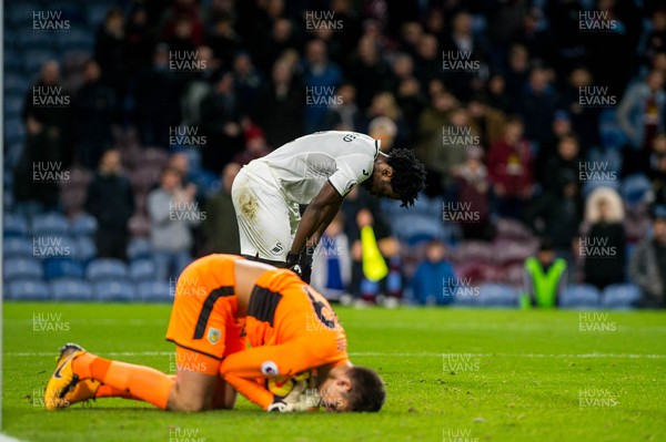 181117 - Burnley FC v Swansea City - Premier League - Wilfried Bony of Swansea City with his head down as Nick Pope of Burnley saves his shot on goal