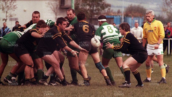 231093 - Caerphilly v Builth Wells - Builth's Lyndon Hammonds passes to Paul Parry