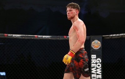 091218 - Cage Warriors 100 - Wales' Jack Shore dominates Mike Ekundayo during their Bantamweight title fight