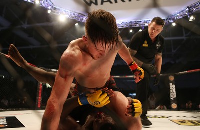 091218 - Cage Warriors 100 - Wales' Jack Shore dominates Mike Ekundayo during their Bantamweight title fight