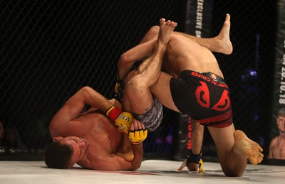 290918 - Cage Warriors 97 - Cardiff's Kris Edwards (Grey shorts) v Brian Bouland (Black shorts) - 