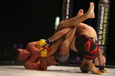 290918 - Cage Warriors 97 - Cardiff's Kris Edwards (Grey shorts) v Brian Bouland (Black shorts) - 