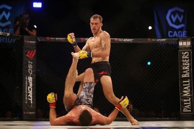 290918 - Cage Warriors 97 - Cardiff's Kris Edwards (Grey shorts) v Brian Bouland (Black shorts) - Bouland looms over Edwards