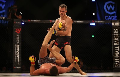 290918 - Cage Warriors 97 - Cardiff's Kris Edwards (Grey shorts) v Brian Bouland (Black shorts) - Bouland looms over Edwards