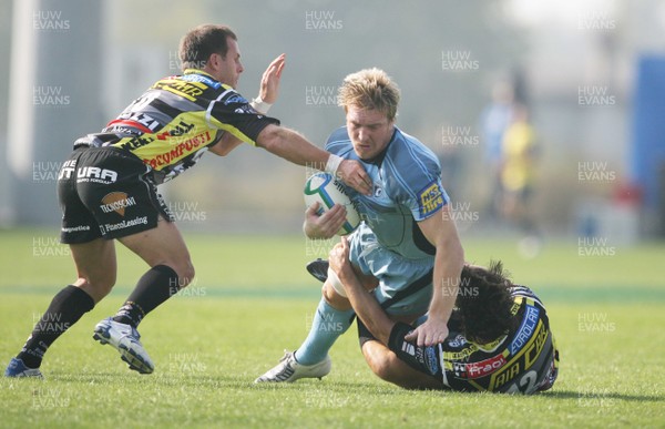 11.10.08 Calvisano v Cardiff Blues... Cardiff's Andy Powell takes on Matteo Pratichetti and John Gerard Fraser. 