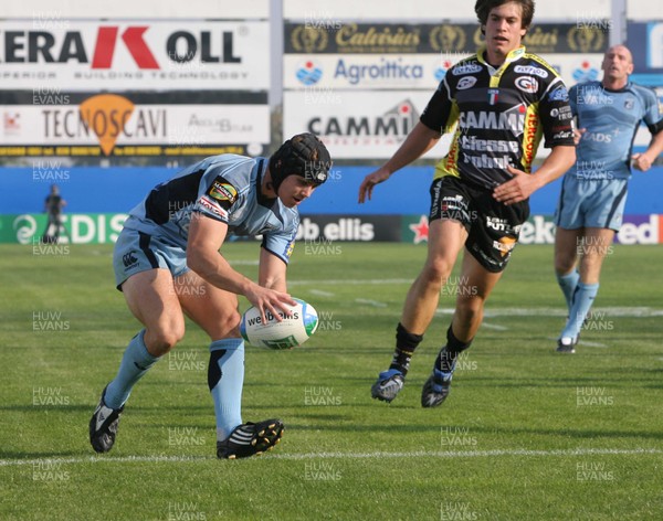 11.10.08 Calvisano v Cardiff Blues... Cardiff's Leigh Halfpenny  scores try. 